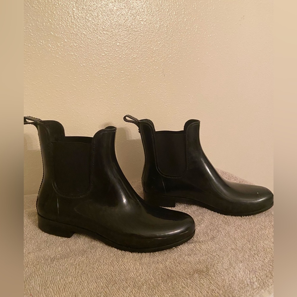 Rugged Outback Black Shiny Waterproof Ankle Boots